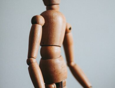 colse-up photo of brown wooden doll