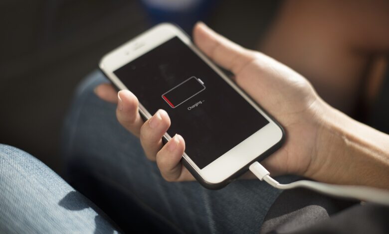 technology, digital, online, hand, telecommunication, social, battery, mobile phone, networking, connection, jeans, charging, human hand, device, internet, energy